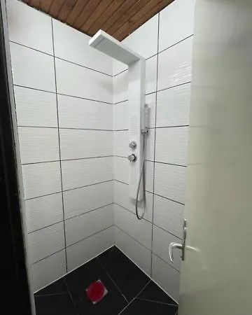 Lovely Center, Shared Bathroom 홈스테이