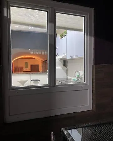 Lovely Center, Shared Bathroom בית אירוח