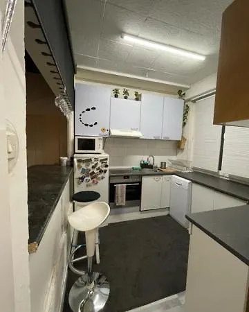 Lovely Rooms, Center, Shared Bathroom, Windows To Corridor ホームステイ フィラハ