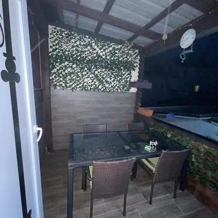 Lovely Rooms, Center, Shared Bathroom, Windows To Corridor * Villach