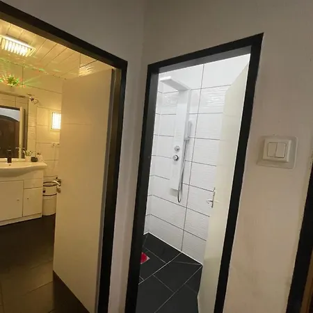 Lovely Center, Shared Bathroom 홈스테이