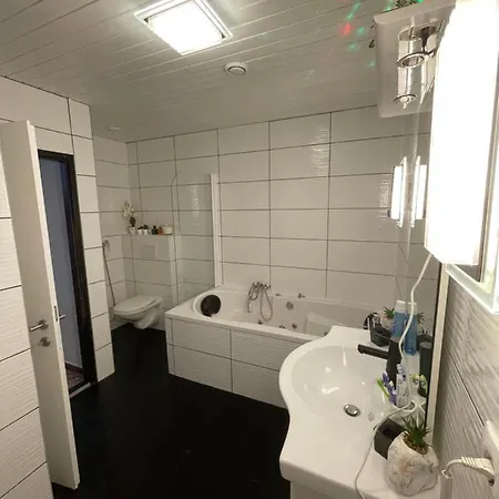 Lovely Center, Shared Bathroom * 빌라흐