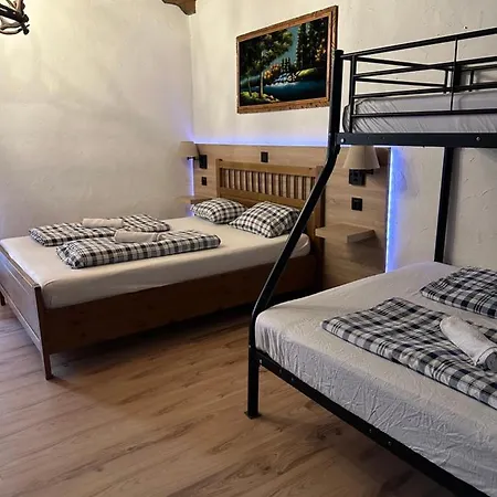 Homestay Lovely Rooms, Center, Shared Bathroom, Windows To Corridor *