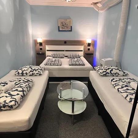 Homestay Lovely Rooms, Center, Shared Bathroom, Windows To Corridor Villach