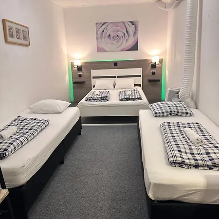 Lovely Rooms, Center, Shared Bathroom, Windows To Corridor * Villach
