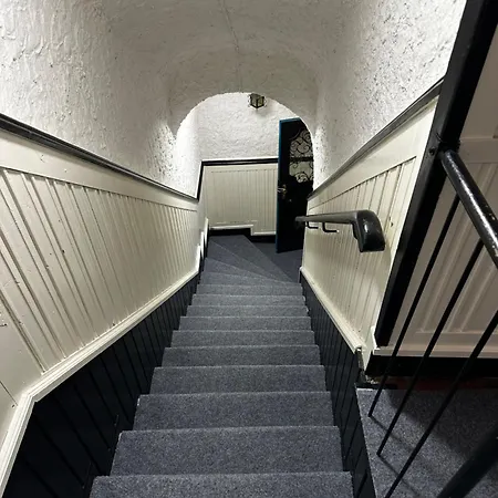 ホームステイ Lovely Rooms, Center, Shared Bathroom, Windows To Corridor