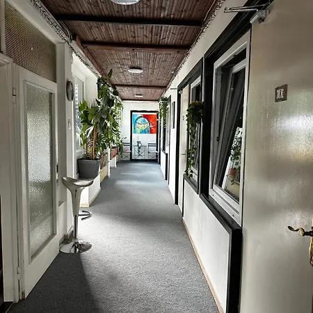 Lovely Rooms, Center, Shared Bathroom, Windows To Corridor Homestay *