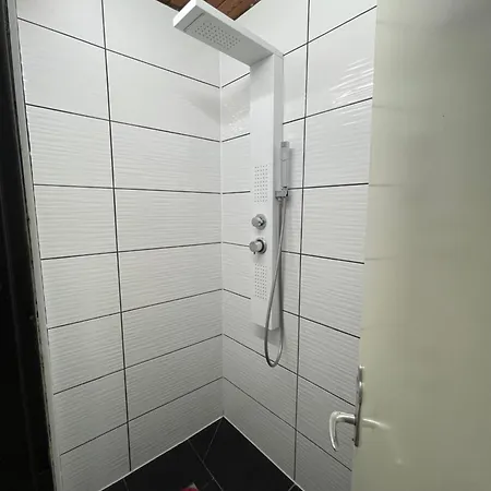 Lovely Center, Shared Bathroom וילאך