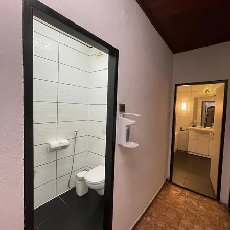Lovely Center, Shared Bathroom 홈스테이