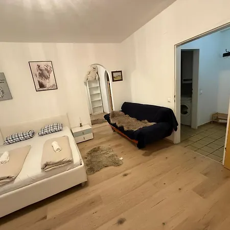 Lovely Center, Shared Bathroom Villach