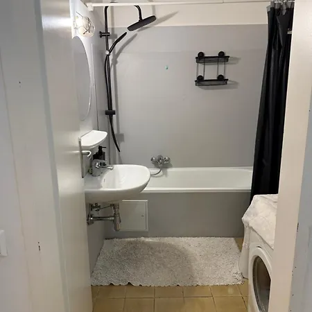 Lovely Center, Shared Bathroom 홈스테이 *