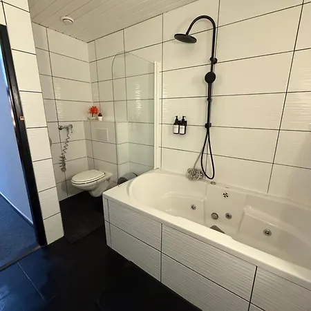 Ubytování v soukromí Lovely Center, Shared Bathroom *