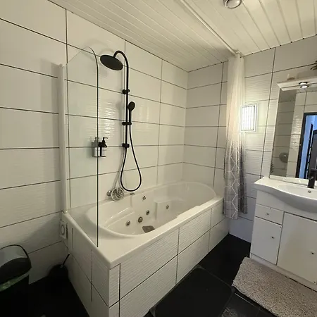 Lovely Center, Shared Bathroom 빌라흐